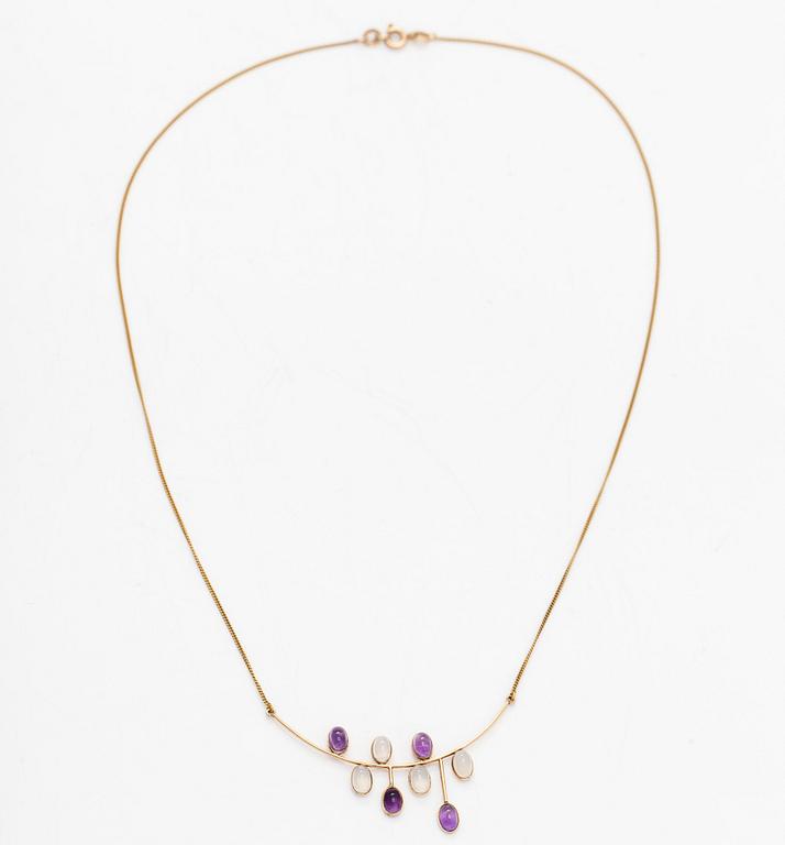 Kaulakoru, 14K kultaa, cabochonhiottu kuukvartsi ja ametisti. Suomalaiset leimat.