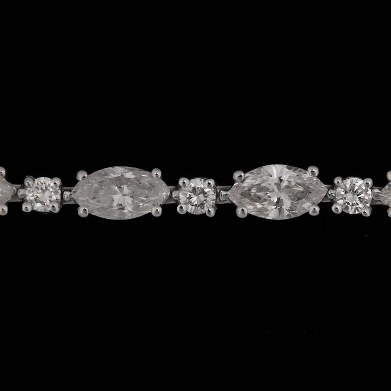 ARMBAND, navette- och briljantslipade diamanter. 5.70 ct, 0.84.