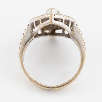 Ring, 18K white gold with a marquise-cut diamond and brilliant-cut diamonds.