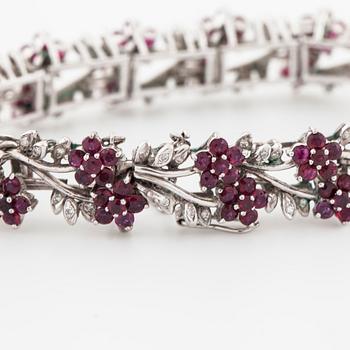 ARMBAND, med fasettslipade rubiner och åttkantslipade diamanter.