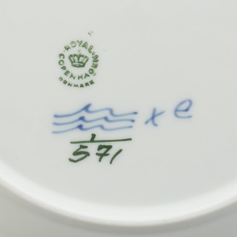 Mat- och kaffeservis, 78 delar, porslin, "Musselmalet", Royal Copenhagen, Danmark.