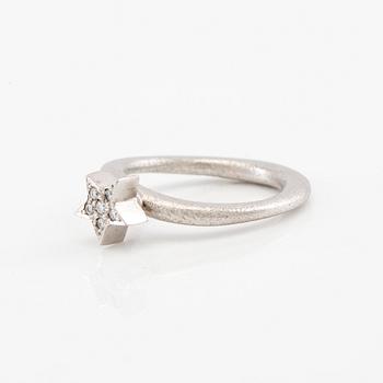 Ole Lynggaard, Ring "Love" 18K vitguld, design Charlotte Lynggaard.