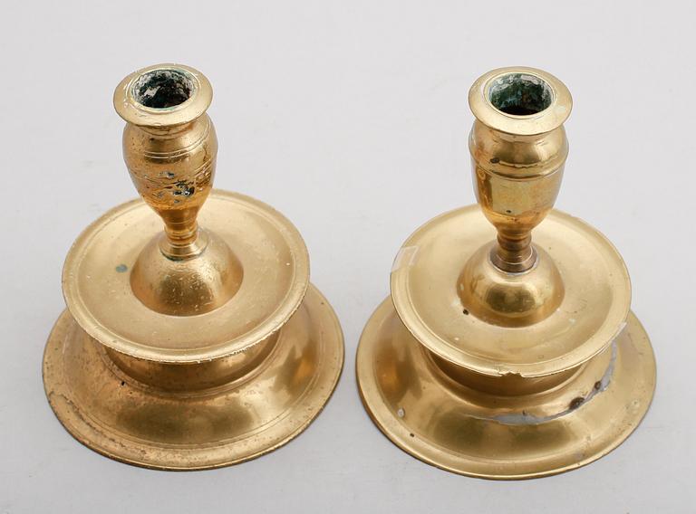 LJUSSTAKAR, 2 st, mässing, barock, 1700-tal.