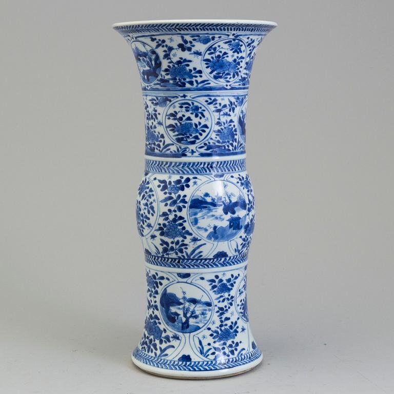 A blue and white trumpet vase, Qing dynasty, Kangxi (1662-1722).