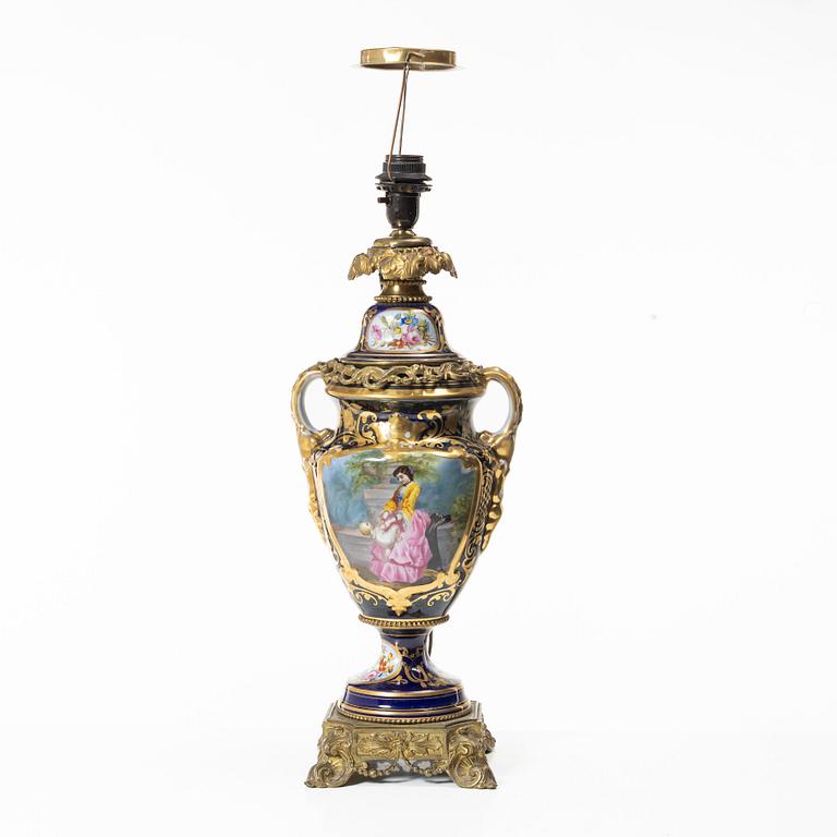 Bordslampa, porslin, 1900-talets första hälft.