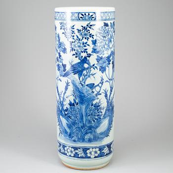 A large blue and white floor vase, Qing dynasty, late 19th/early 20th century.