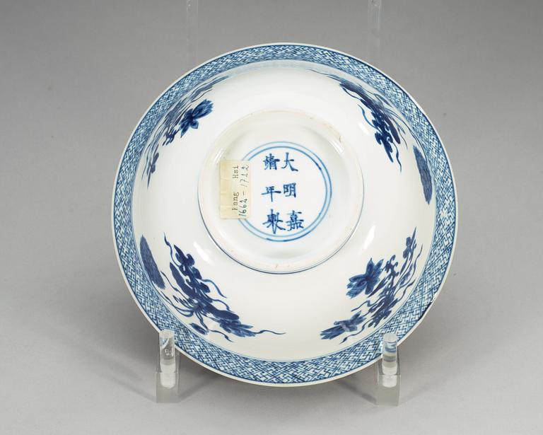 SKÅL, porslin. Qing dynastin, Kangxi (1662-1722), med Jiajing sex karaktärers märke .