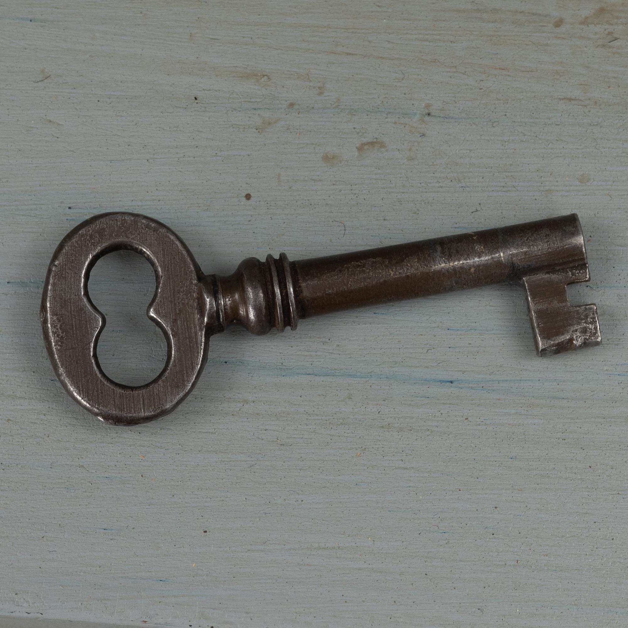 Display cabinet, first half of the 20th century.