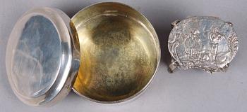 DOSOR, 2 st, silver, AF Hellman, Uppsala, 1832 samt Gebrüder Dingeldein, Hanau, Tyskland, sent 1800-tal.