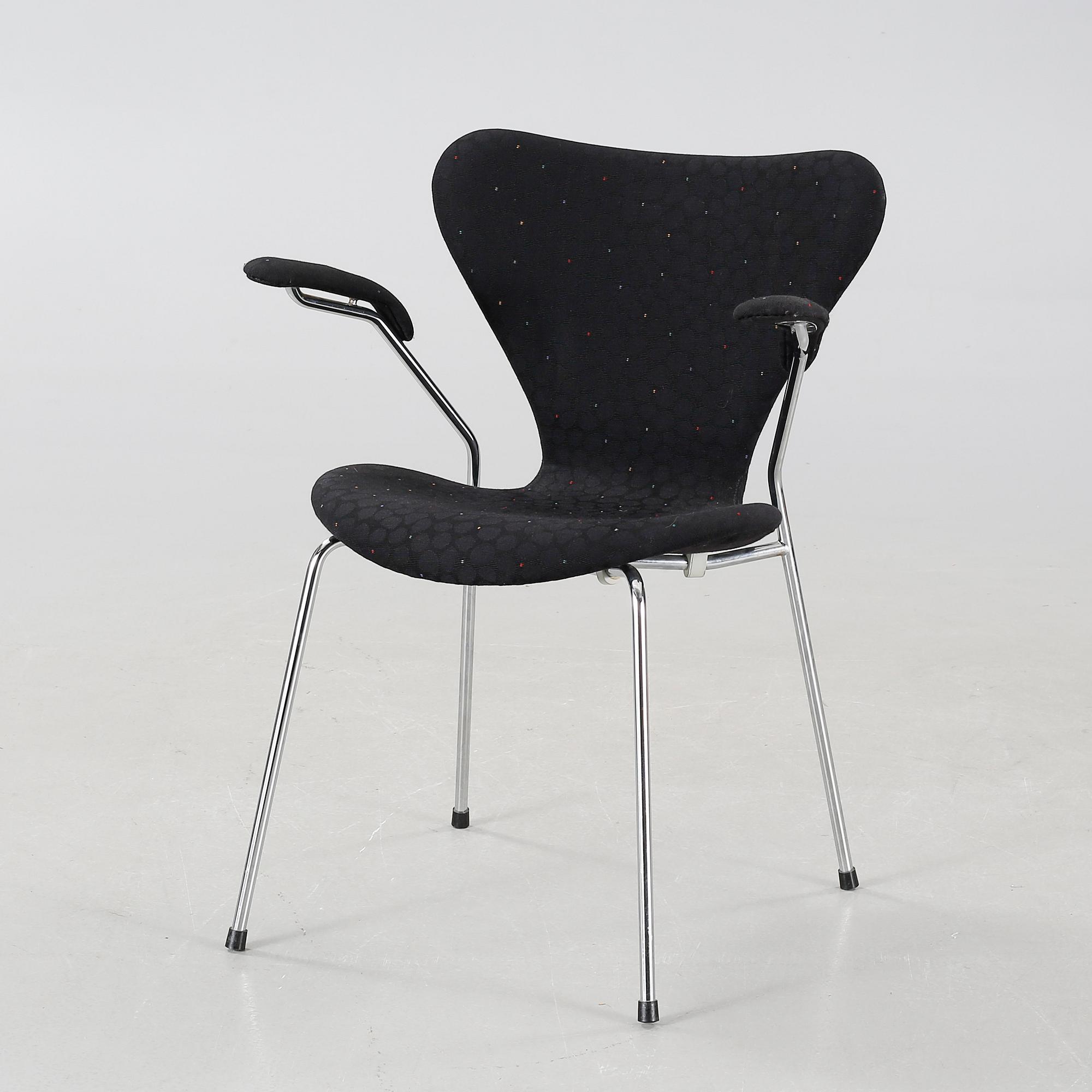 ARNE JACOBSEN, karmstol, "Sjuan", Fritz Hansen, daterad 1994.