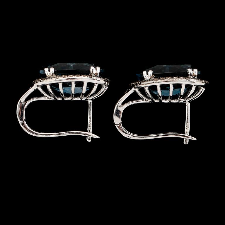 ÖRHÄNGEN, 1 par, 14K vitguld, blå topaser samt diamanter. Enligt uppgift London.