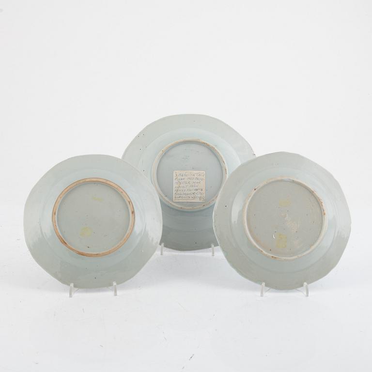 Tallrikar, sex stycken samt assietter, två stycken, porslin, Kina, Qingdynastin, 1700- och 1800-tal.