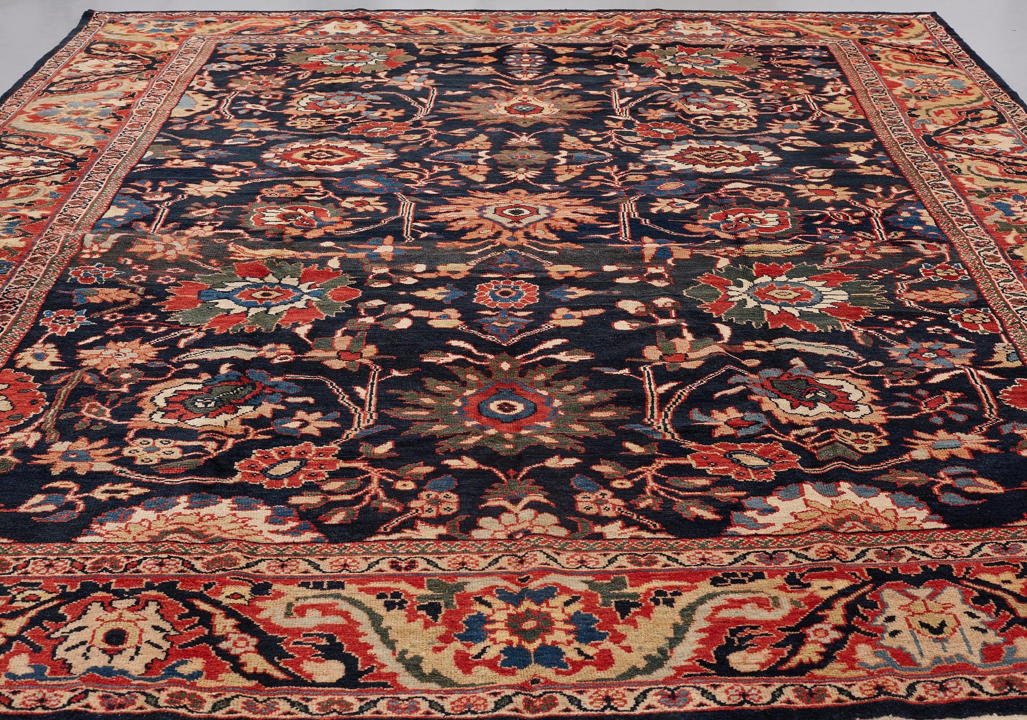 MATTA, antik Ziegler Mahal, ca 417,5 x 326 cm (samt en kortsida med 2 cm slätväv).
