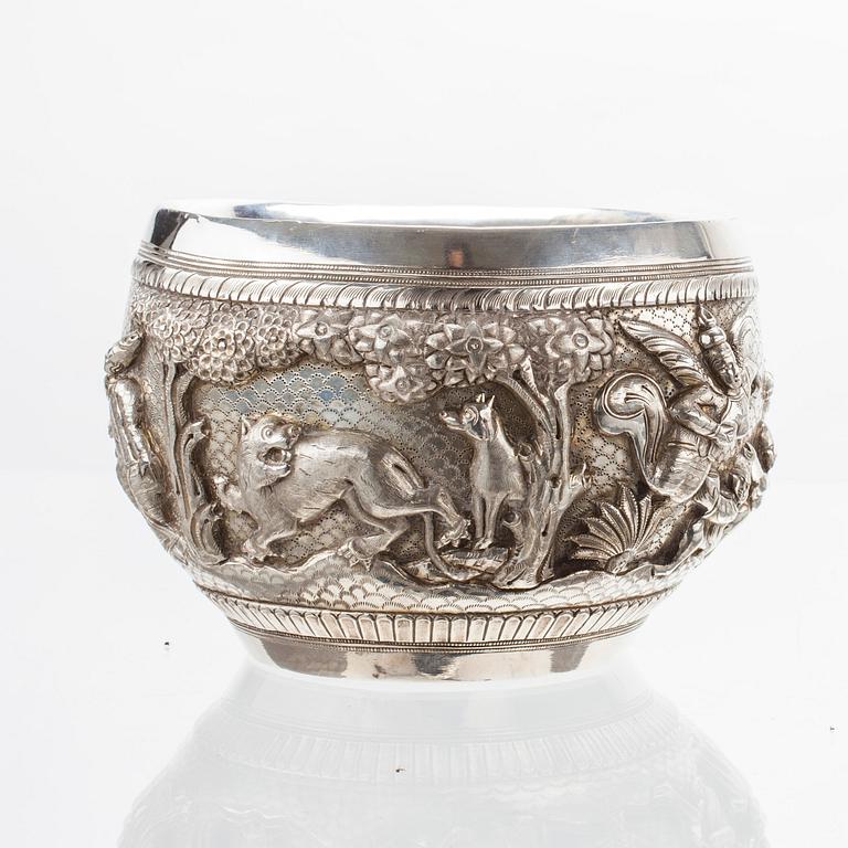 SKÅL, ostämplad silver, troligen Indien 1900-tal. Tot. vikt ca 613,9 cm.