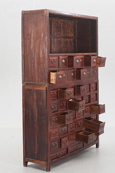 KABINETTSKÅP, sk medicinskåp. Orientaliskt, 1900-tal.