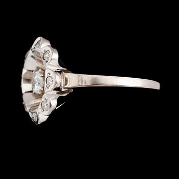 RING, 18 k vitguld, med briljantslipad diamant ca 0.20 ct samt 8 mindre diamanter, Heribert Engelbert. Total vikt ca 9 g.