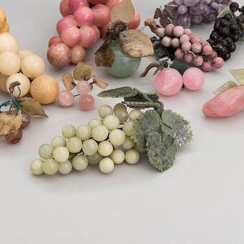 ERÄ KORISTEHEDELMIÄ, mm. kiveä, nefriittiä, ruusukvartsia, Kiina 1900-luku.