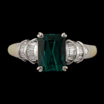 RING, 18k guld med turmalin samt ca 28 mindre baguettslipade diamanter. Vikt ca 4,5 gram.