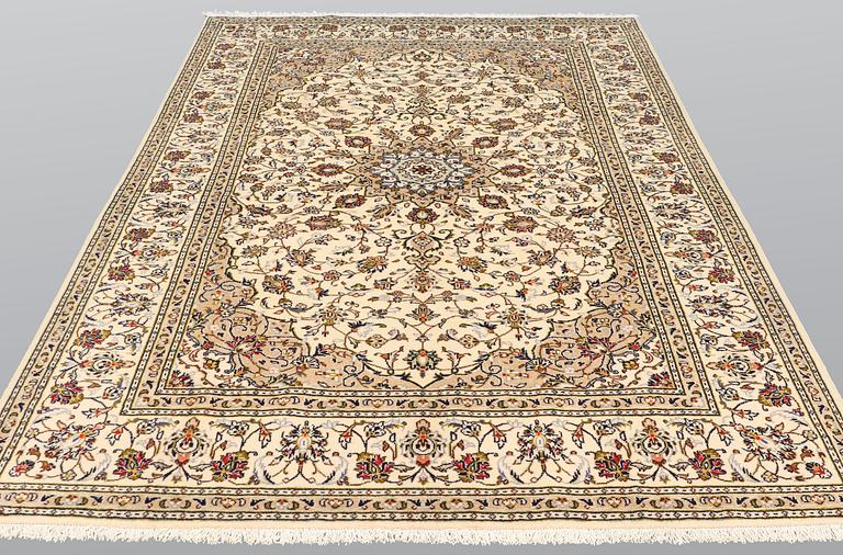 A carpet, Kashan, ca 306 x 200 cm.