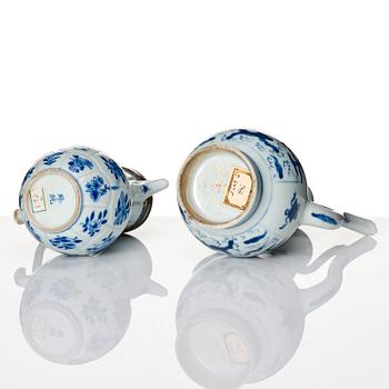 A set of two blue and white ewers, Qing dynasty, Kangxi (1662-1722).