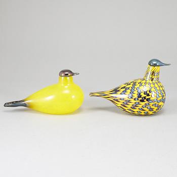 OIVA TOIKKA, två glasfåglar, Yellow Grouse (Keltariekko) 2014–2017, signerade O. Toikka, Iittala och Nuutajärvi.