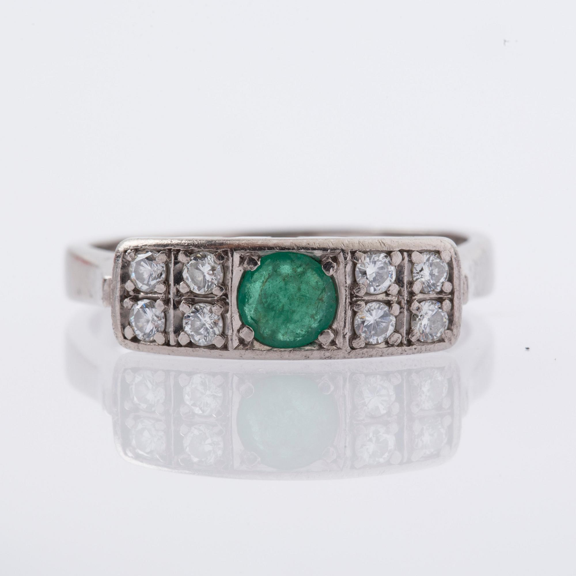 RING, 18K vitguld, med smaragd samt briljantslipade diamanter ca 0.22 ct.