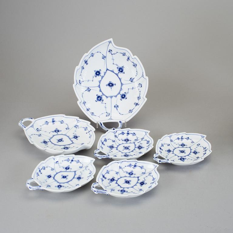 SERVISDELAR, 53 delar, porslin, "Musselmalet", Royal Copenhagen.