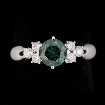 RING, 18k vitguld med färgad blågrön briljantslipad diamant ca1,17ct samt mindre diamanter tot ca0,28ct. Vikt ca5,4g.