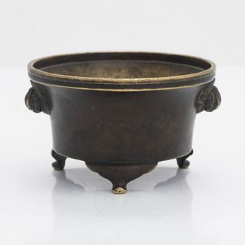 Incense burner, patinated bronze, marked, Japan, around year 1900.