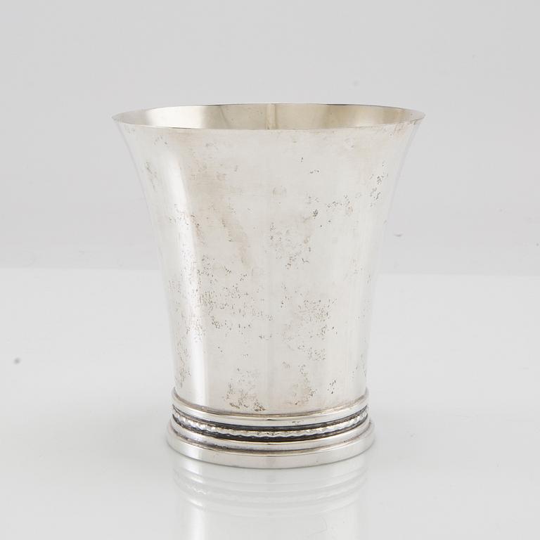 Eric Löfman, vase silver MGAB Uppsala 1977.