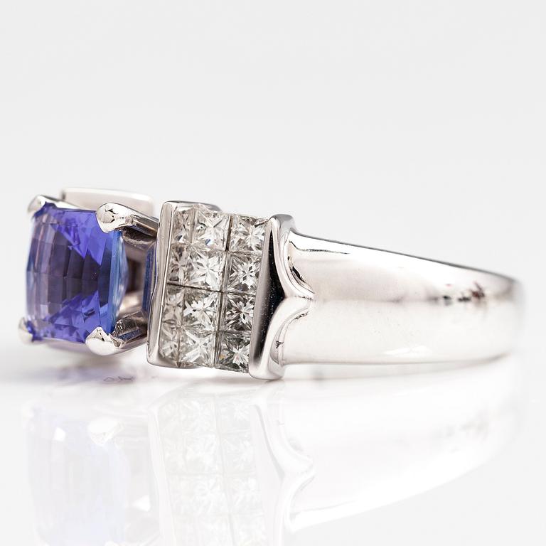 RING, 14K vitguld, tanzanit ca 2.76 ct, princesslipade diamanter ca 1.46 ct tot.