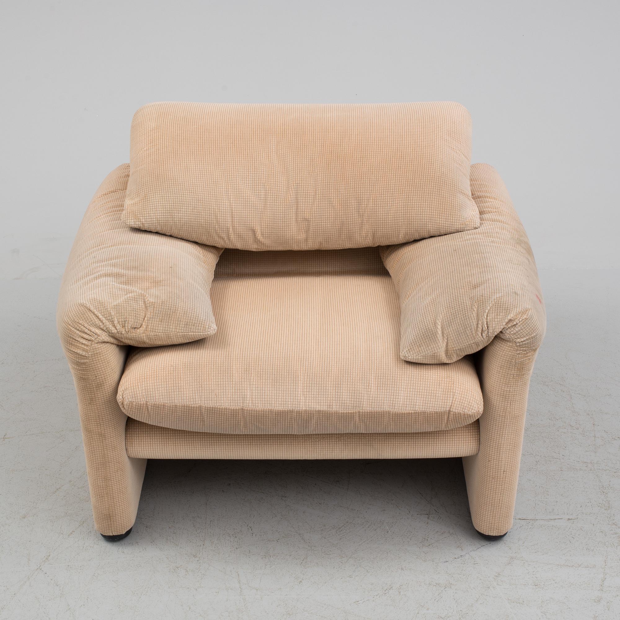 A 1970s Vico Magistretti "Maralunga" armchair from Cassina.