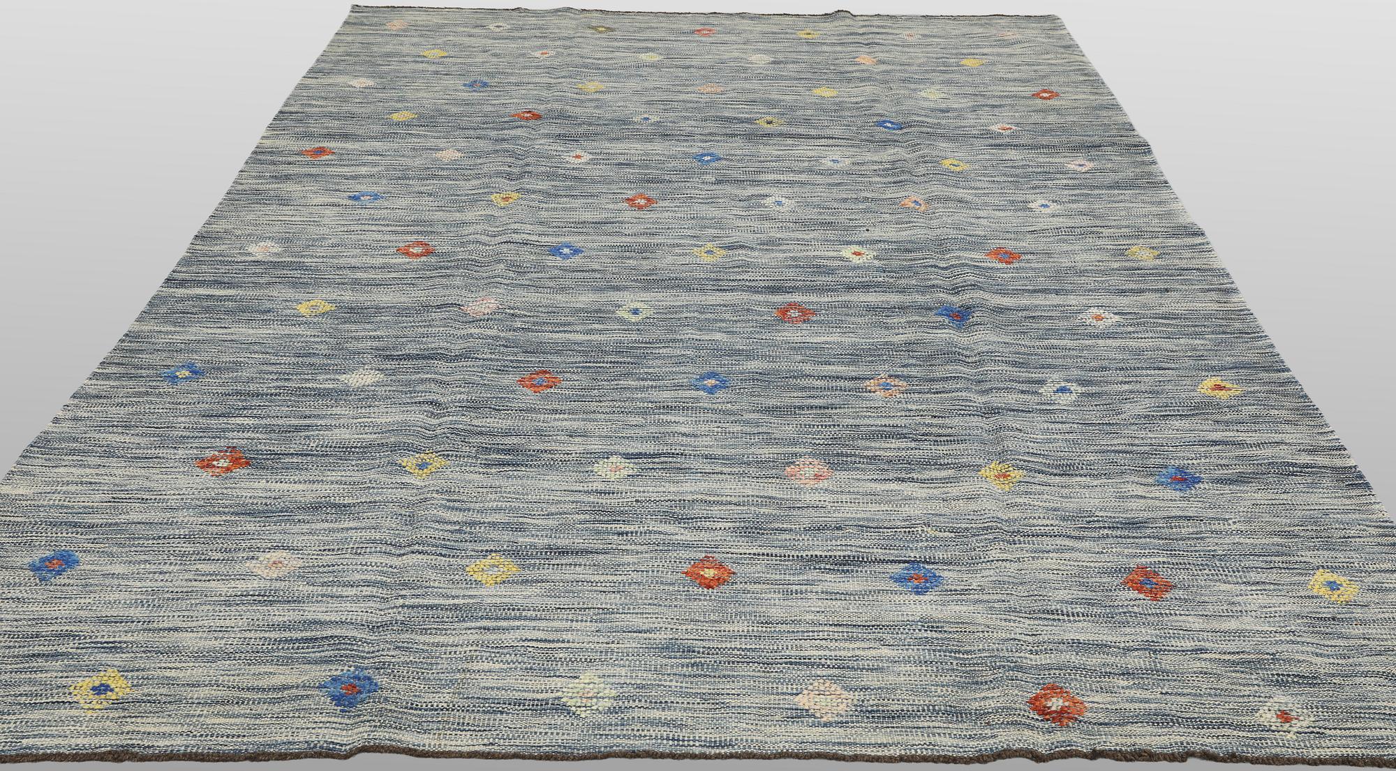 A Kelim carpet, 295 x 193 cm.