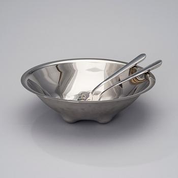 A STAINLESS STEEL SALAD BOWL AND CUTLERY BY STEFAN LINDFORS, Hackman, the late 20th century.