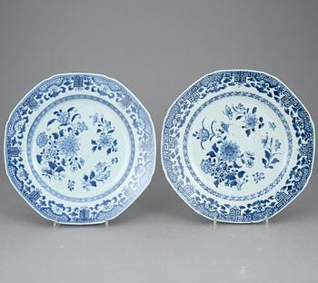 TALLRIKAR, 2 st, porslin, Kina, Qianlong (1736-1795).