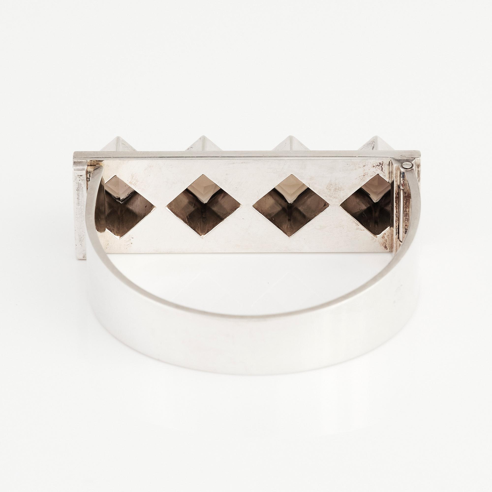 Sigurd Persson, armring, Stockholm 1963, sterling silver, delvis förgyllt och rökcitrin, smed Peter Schmitt.