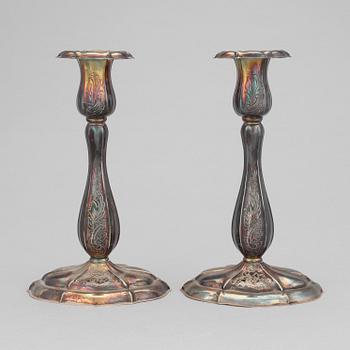 LJUSSTAKAR, ett par, silver, rokokostil, märkta JLH, haltstämplade 830. Svenska importstämplar, 1900-talets mitt.