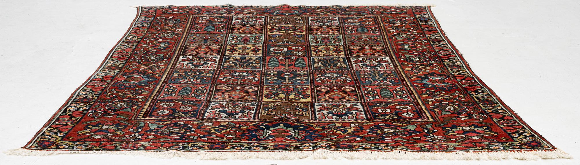A Chahâr Mahal Bakhtiar carpet, semi-antique, c. 290 x 210 cm.