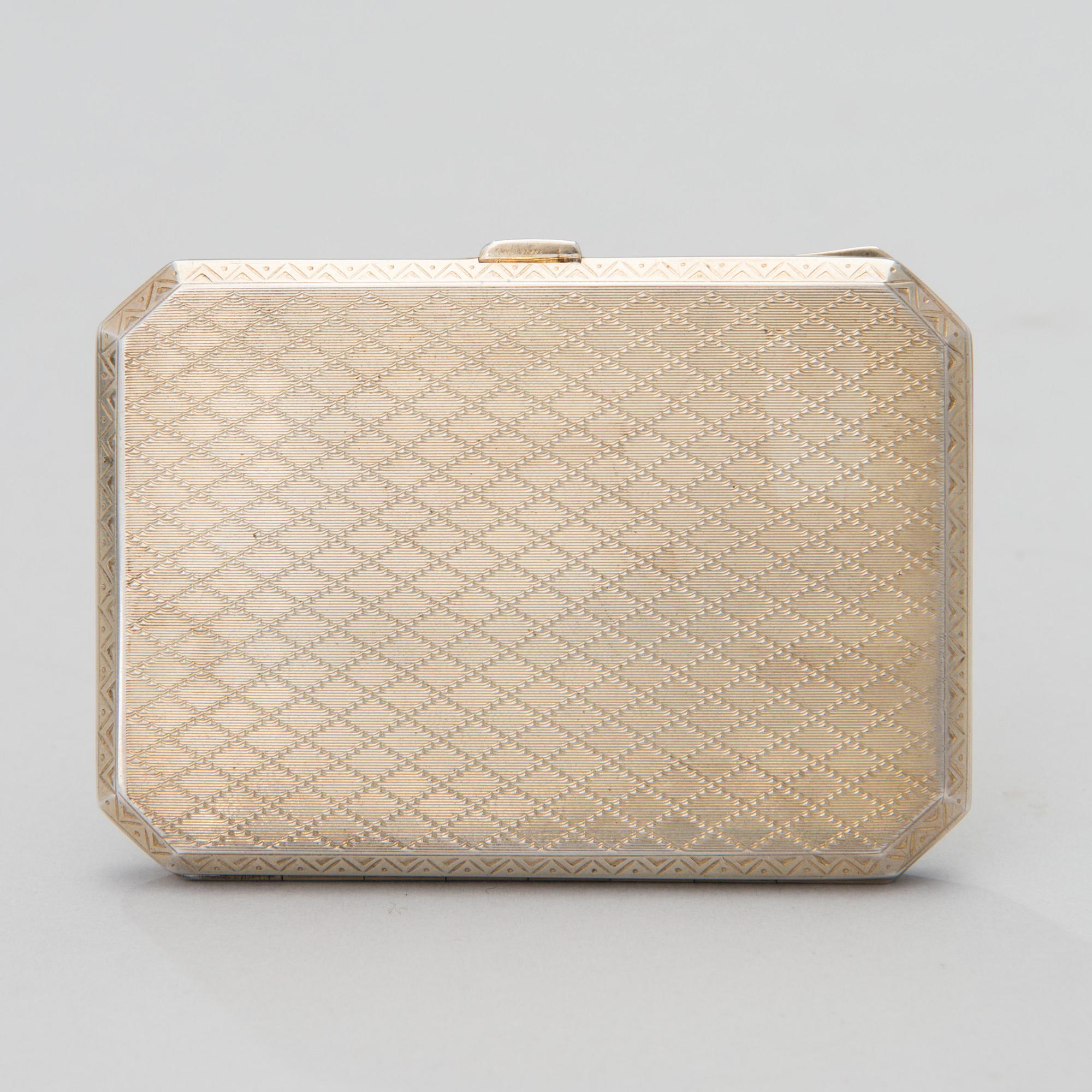CIGARETTETUI, guillocherad emalj och sterlingsilver, engelska importstämplar, London 1927. Vikt 82 g.
