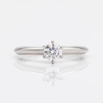 Tiffany & Co, ring, platina med briljantslipad diamant ca 0.34 ct enligt gravyr.