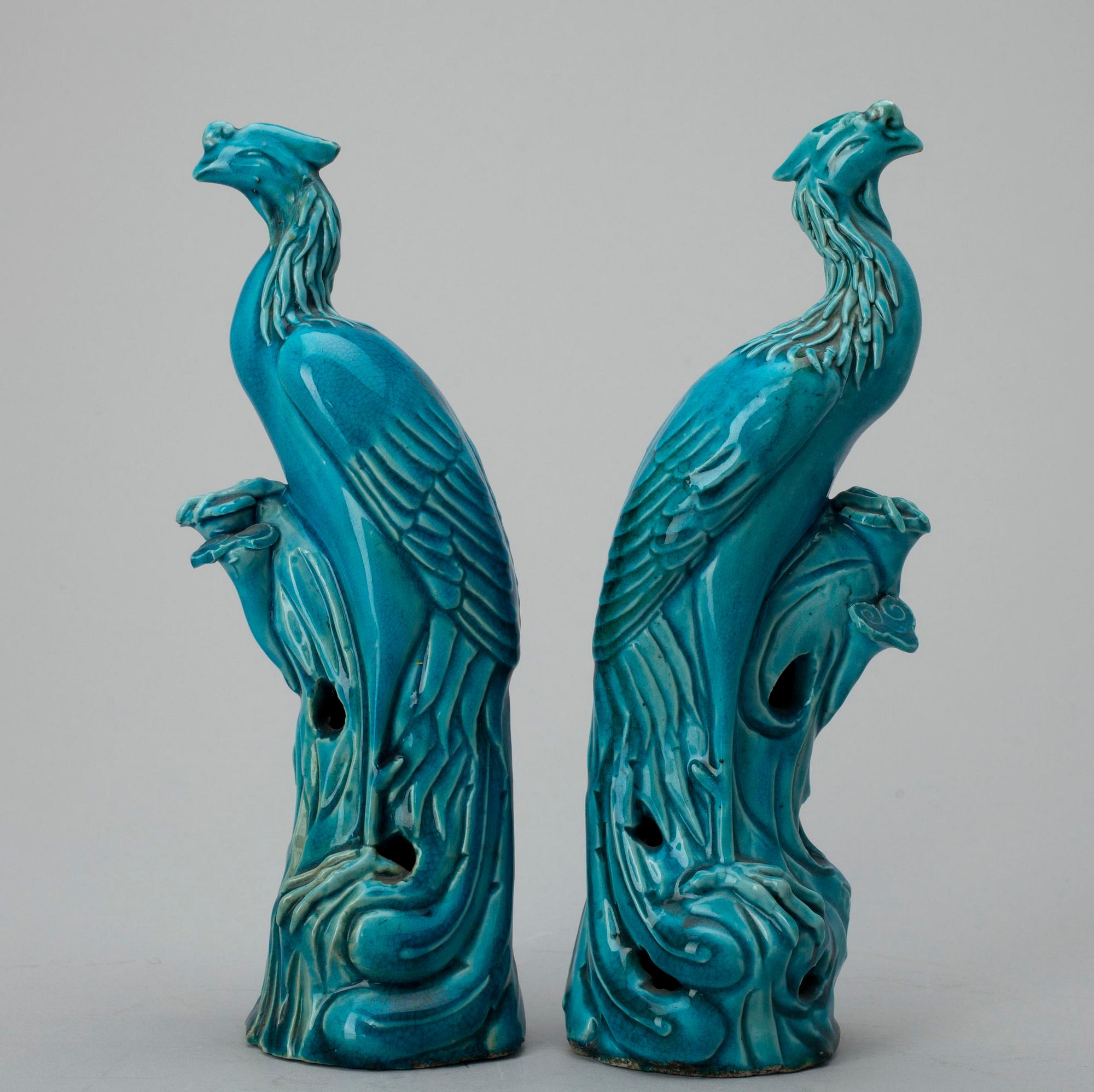 FIGURINER, ett par, lergods, Kina, Qingdynastin, sekelskiftet 1800/1900-tal.