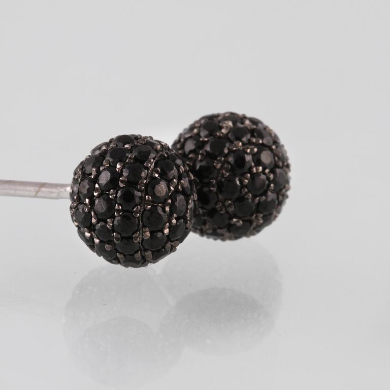 ÖRHÄNGEN, 18K vitguld med fasettsliapde svarta spineller ca 2,48 ct. Vikt 2,8 gram.