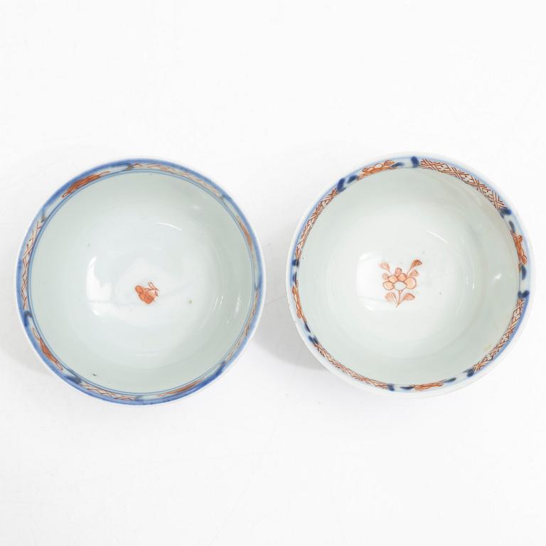 Koppar med fat, 2 st, med träställ, porslin, Kina, Qianlong (1736-95).