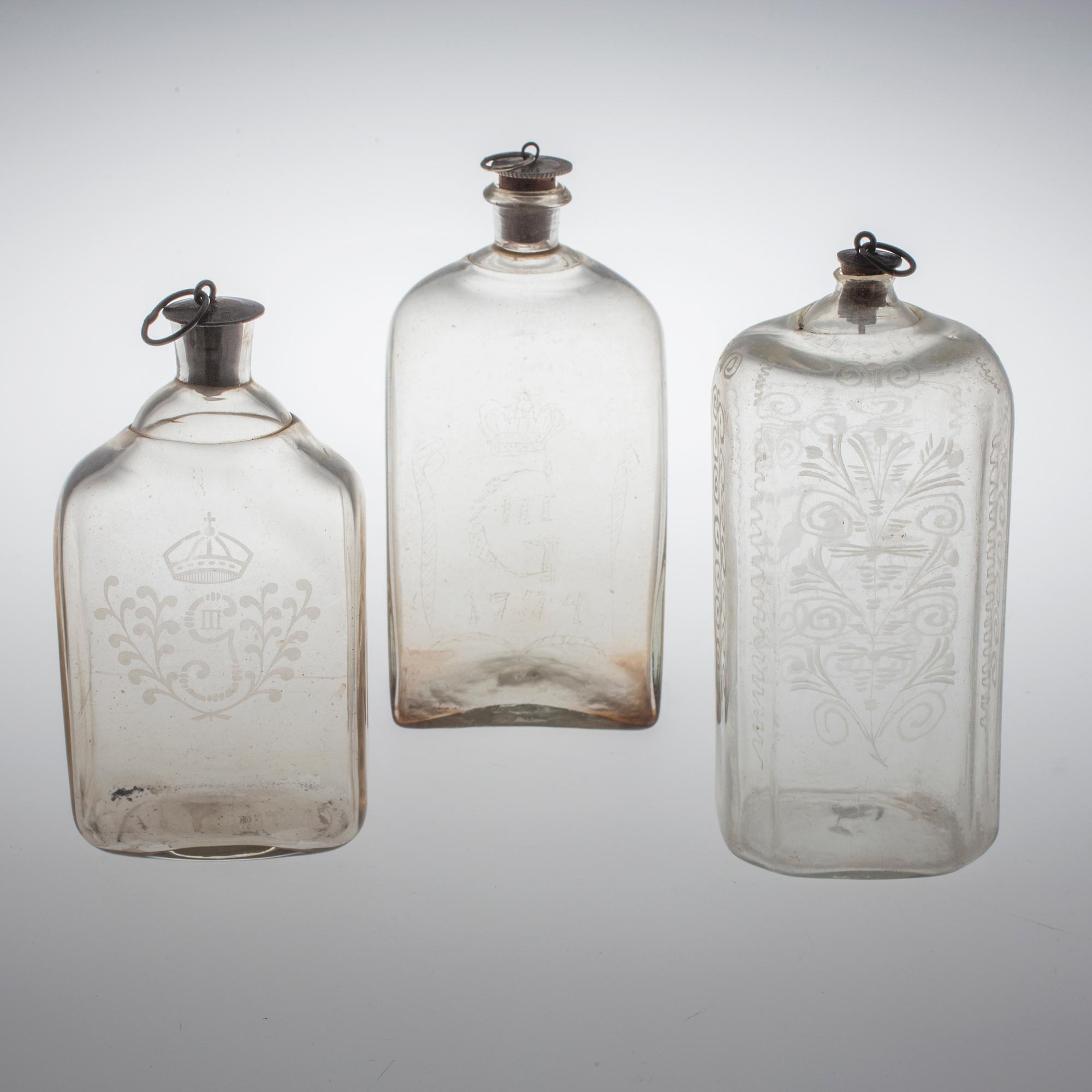 BRÄNNVINSFLASKOR, 5 st. Glas. 1800-tal.