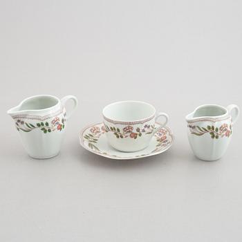 Mat-, kaffe- och teservis, 67 delar, Porcelaine de Paris, Frankrike, sent 1900-tal.