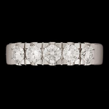 RING, 18k vitguld, 5 briljantslipade diamanter tot ca 0,81ct. Vikt ca 5,18 gram.