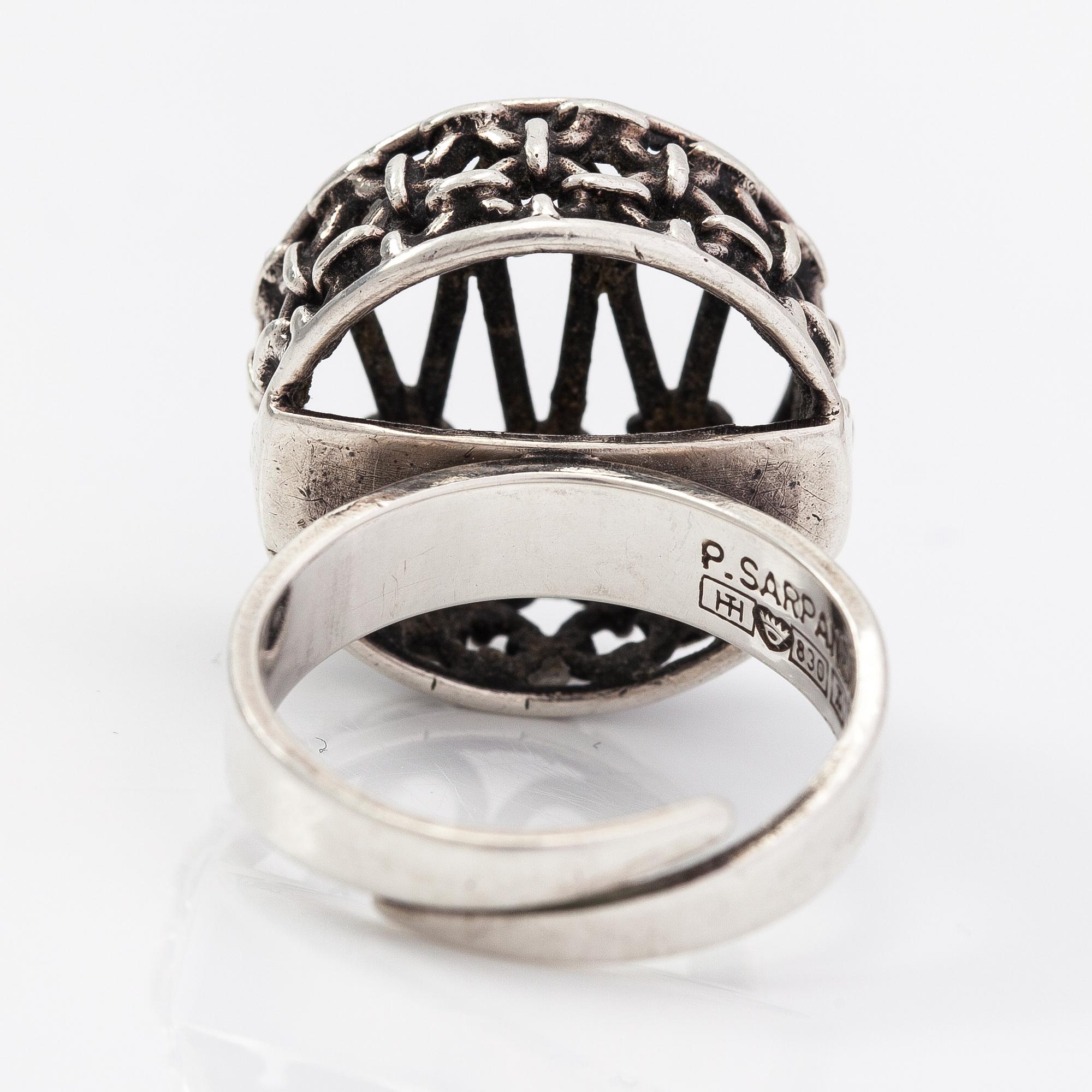 Pentti Sarpaneva, A silver ring. Turun Hopea, Turku 1974.