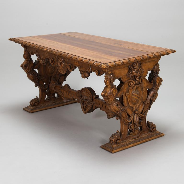 Pöytä, pähkinäpuuta, Venetsian Palazzo Pesaron mallin mukainen, ostettu vuonna 1893 Italiasta.