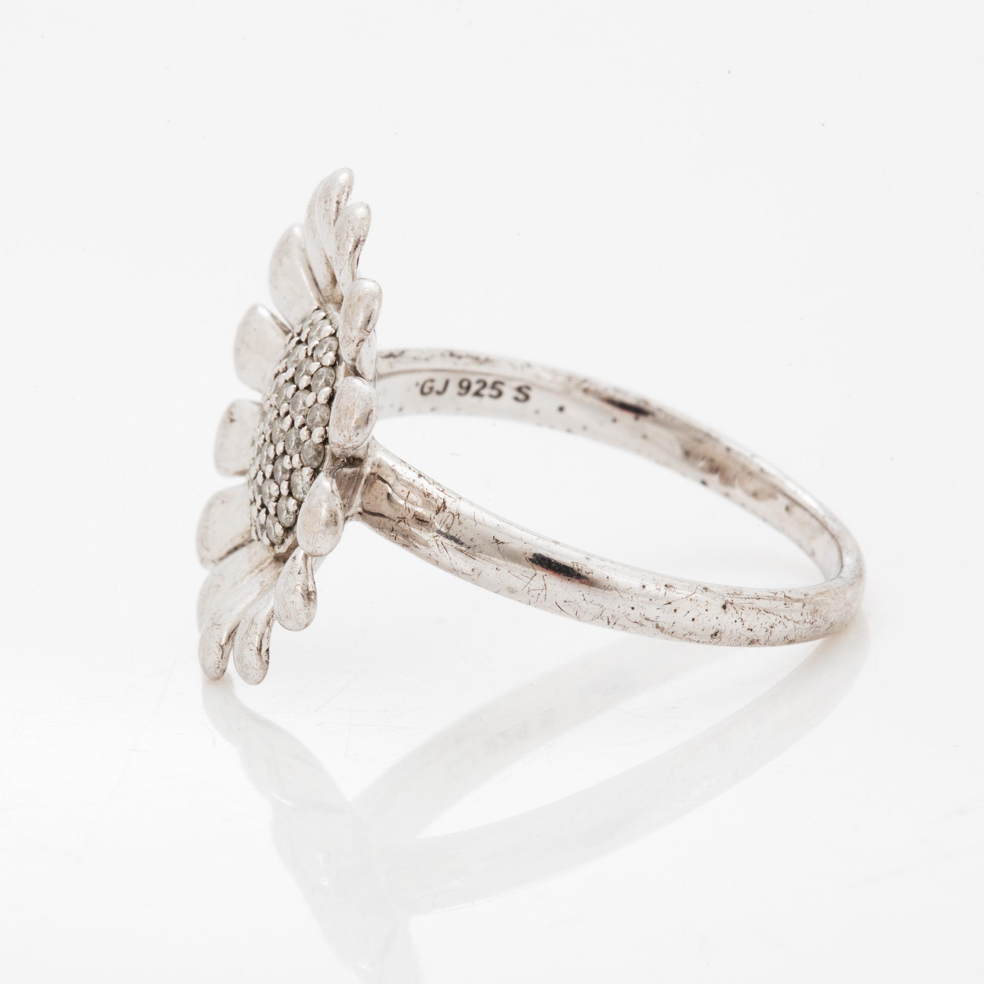 Georg Jensen, Sunflower ring with brilliant-cut diamonds.