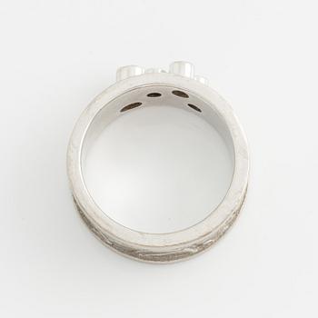 Lapponia ring 18K vitguld med runda briljantslipade diamanter.
